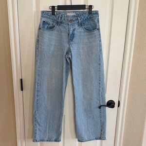 Levi’s Women’s low loose denim jeans. Size W27 L30. Zipper fly light blue.